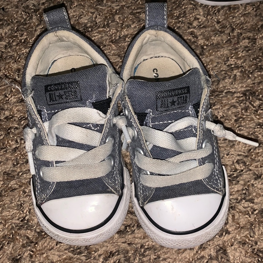 Converse low top. Size 6 baby. Jean blue and white